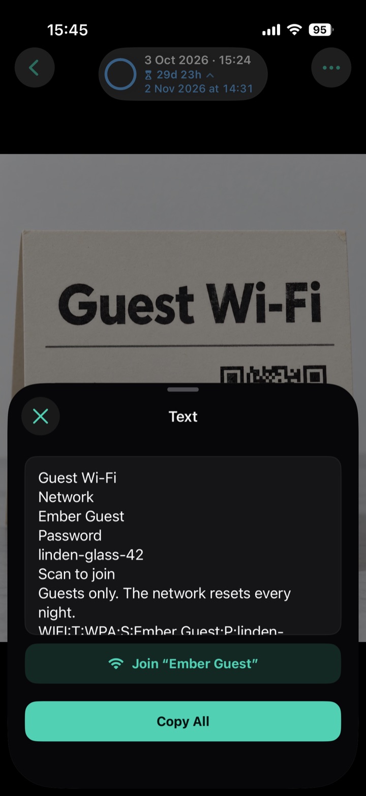 ‘텍스트’ 시트가 열린 게스트 Wi‑Fi 카드. 네트워크 이름과 암호 아래에 “Ember Guest”에 연결 버튼이 보입니다